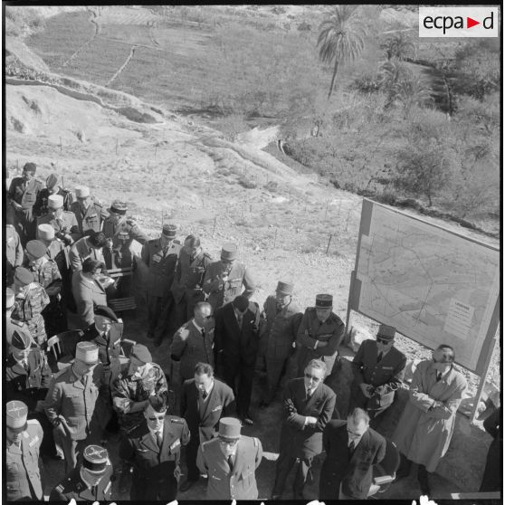 Menaâ. Les autorités écoutent le commandant du secteur exposer au général de Gaulle la situation militaire de cette région.