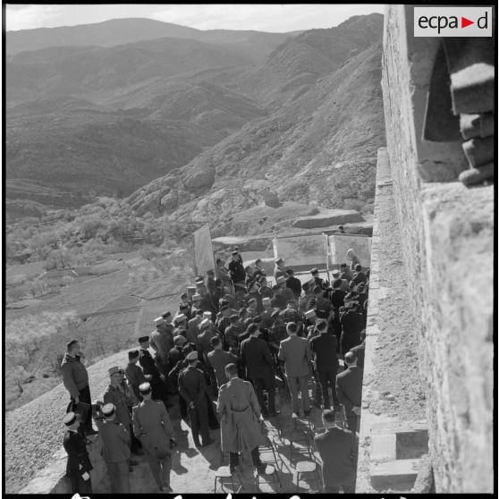 Menaâ. Le commandant du secteur expose au général de Gaulle la situation militaire de cette région.