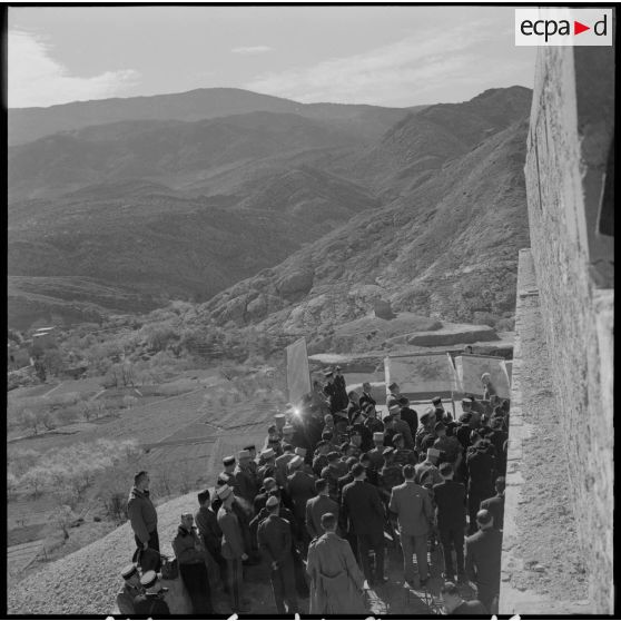 Menaâ. Le commandant du secteur expose au général de Gaulle la situation militaire de cette région.