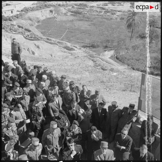Menaâ. Les autorités écoutent le commandant du secteur exposer au général de Gaulle la situation militaire de cette région.