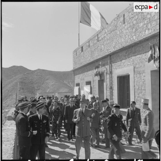 Menaâ. Le général de Gaulle s'en va avec sa suite.