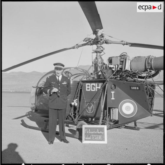 Menaâ. Portrait du colonel Tesseire devant un hélicoptère Alouette.