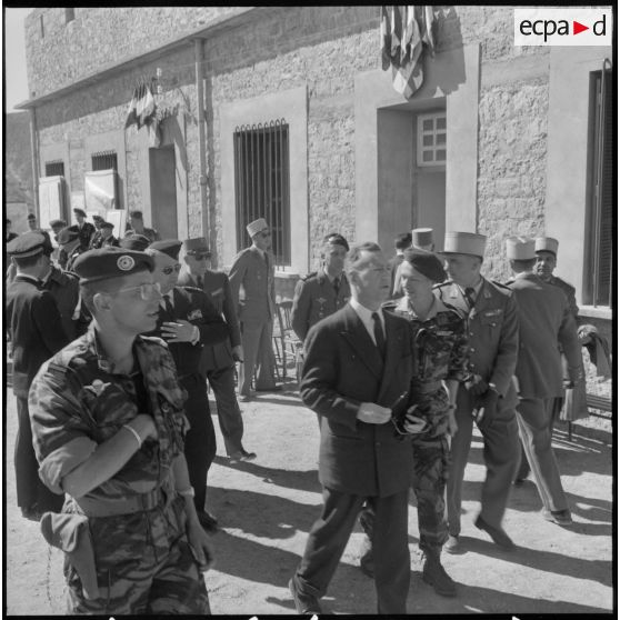 Menaâ. Pierre Messmer suivi du général Challe.