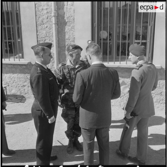 Menaâ. Pierre Messmer s'entretient avec le général Challe.