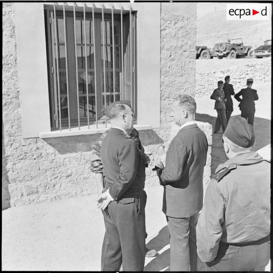 Menaâ. Pierre Messmer s'entretient avec le général Challe.