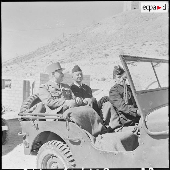 Menaâ. Le cortège reprend la route.