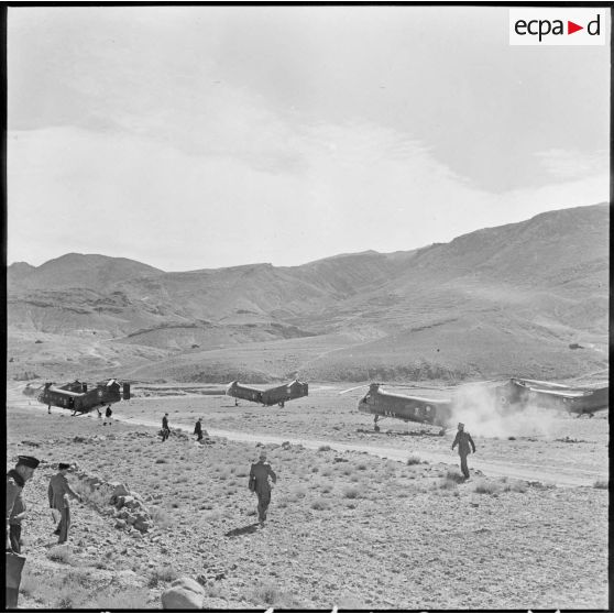 Menaâ. Décollage des hélicoptères de transport Piasecki H-21.