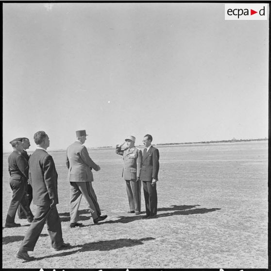 Barika. Le colonel Chevallier, commandant le 7e régiment de tirailleurs (RT), reçoit le général de Gaulle, Paul Delouvrier, Pierre Messmer et le général Challe.