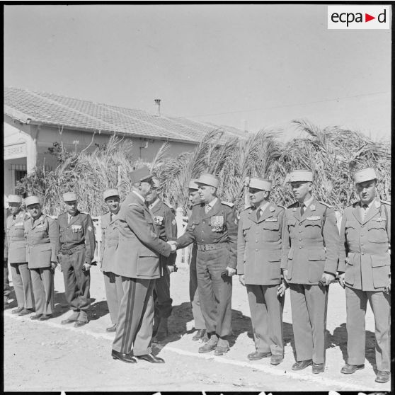 Barika. Départ du général de Gaulle après le repas offert par le 7e régiment de tirailleurs (RT). Il dit au revoir aux officiers