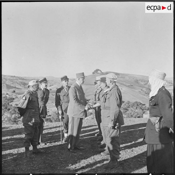 Poste de Ouled Moussa. Le général de Gaulle salue un officier.