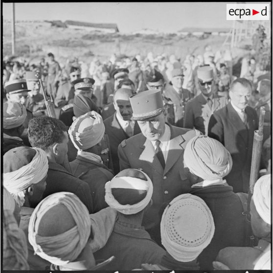 Souk el Khemis. Le général de Gaulle serre de nombreuses mains tendues par la population civile.