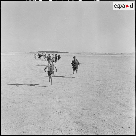Chot. Une course est organisé sur le terrain de sport.
