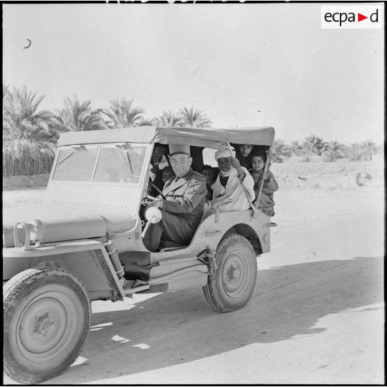 Chot. Le capitaine Hugot commandant la 10e compagnie saharienne du matériel (CSM) a fait des heureux.