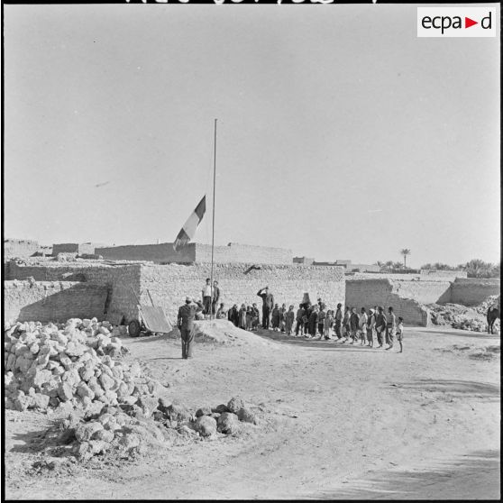 Chot. Le salut aux couleurs.