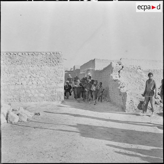 Chot. Sortie de l'école.