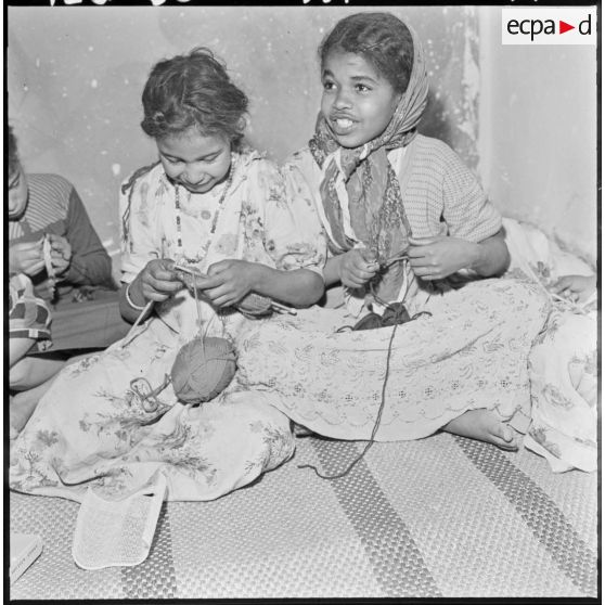 Colomb-Béchar. Des petites filles tricotent.
