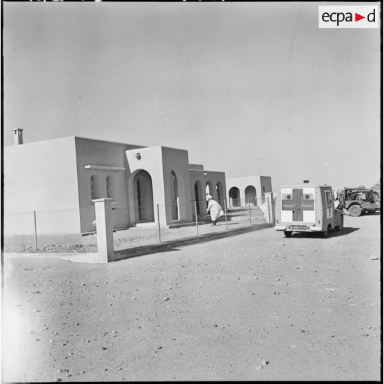 Ouakda. Vue de l'antenne médico-sociale (AMS) et de l'école.