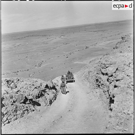 Abadla. Opération d'interception en jeep et à pied de la Compagnie d'appui du 35e régiment d'infanterie (RI).