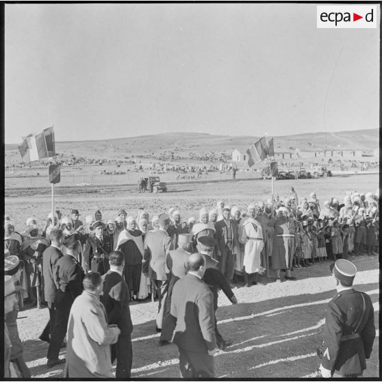 Arrivée du général de Gaulle à Aziz. Il salue la foule.