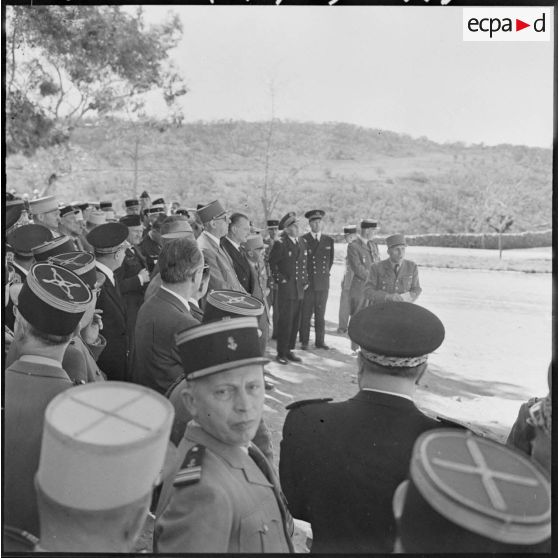 Le général de Gaulle avec les officiers à Zarifet. Exposé du général Fouquault.