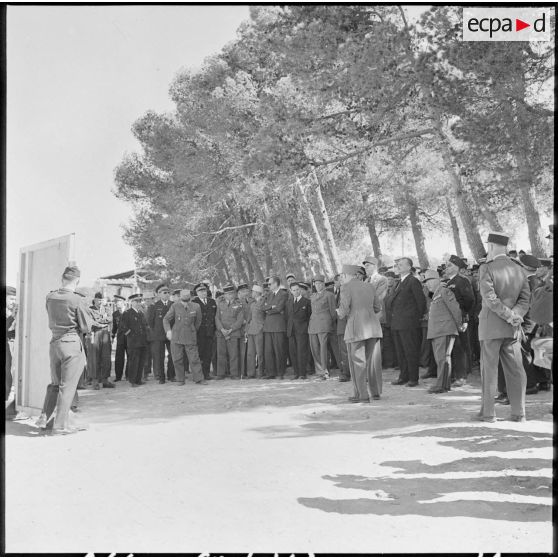 Le général de Gaulle avec les officiers à Zarifet. Exposé du général Fouquault.