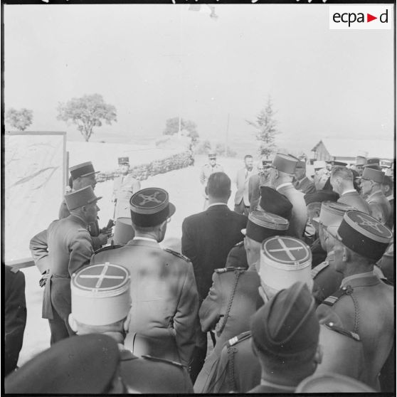 Le général de Gaulle avec les officiers à Zarifet. Exposé du général Fouquault.