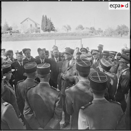 Le général de Gaulle avec les officiers à Zarifet.