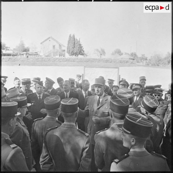 Le général de Gaulle avec les officiers à Zarifet.