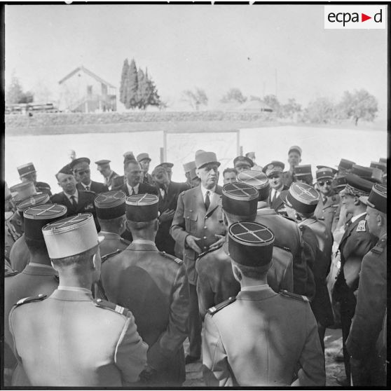 Le général de Gaulle avec les officiers à Zarifet.