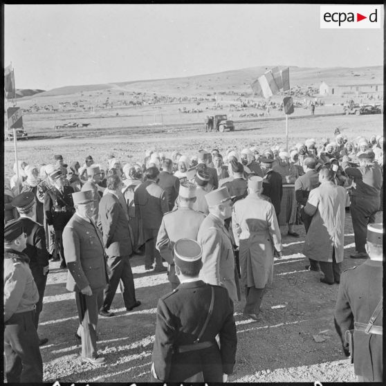 Arrivée du général de Gaulle à Aziz. Il salue la foule.