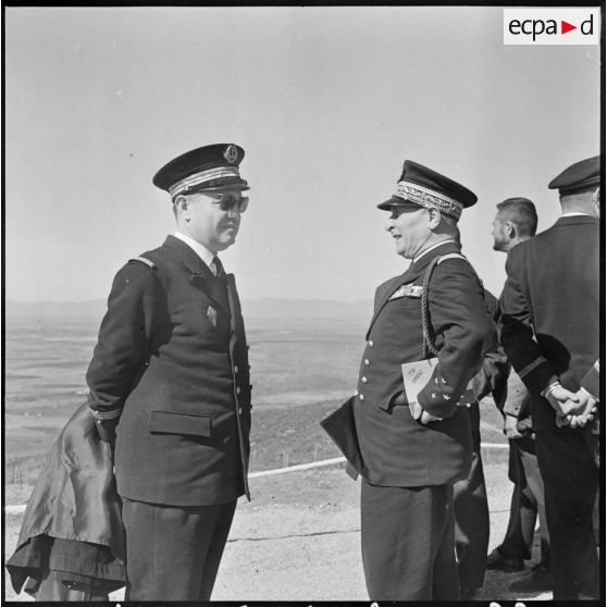 Cote 811. Le vice-amiral d'escadre Querville s'entretient avec une autorité.