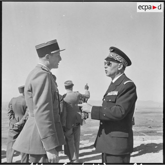 Cote 811. Un contre-amiral s'entretient avec une autorité.