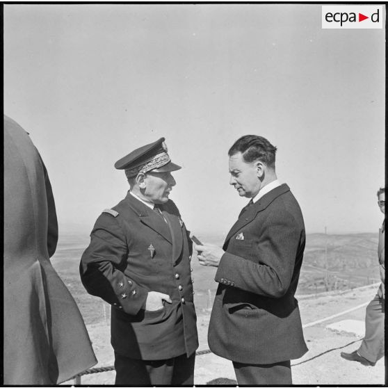 Cote 811. Le vice-amiral d'escadre Querville s'entretient avec une autorité.