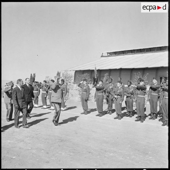 Cote 811. Le général de Gaulle passe les troupes en revue.