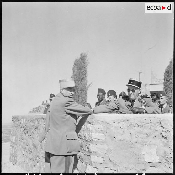 Cote 811. Des autorités.