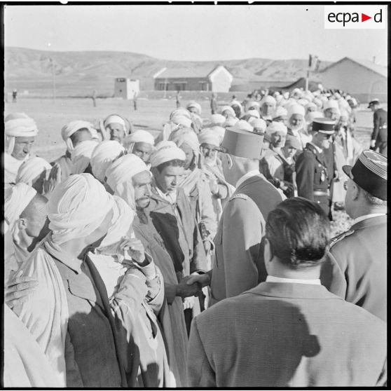 Arrivée du général de Gaulle à Aziz. Il salue la foule.