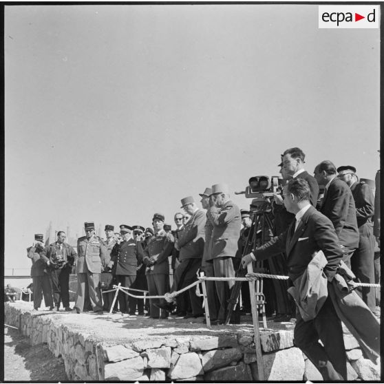 Cote 811. Le général de Gaulle prend connaissance des divers problèmes.