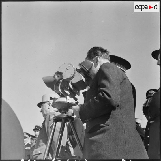 Cote 811. Un homme regarde dans un appareil d'observation.