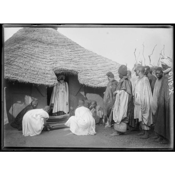 Tibati. Le sultan sortant de son "saré". [légende d'origine]