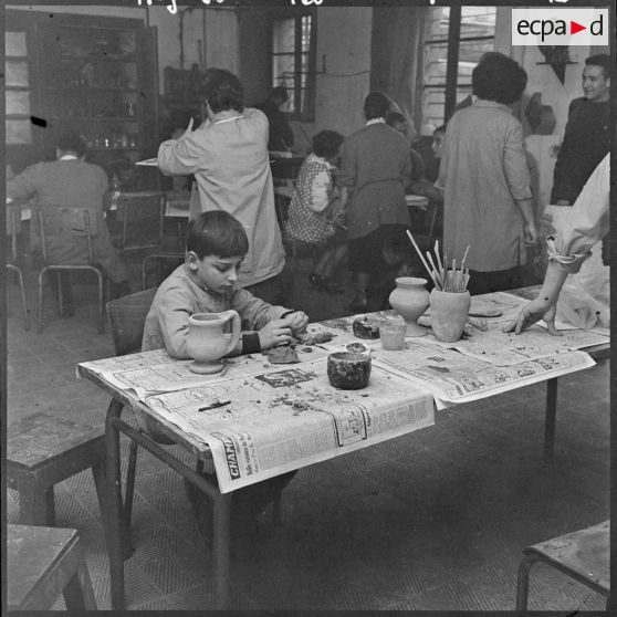 Alger. Maison des jeunes. L'atelier de poterie.