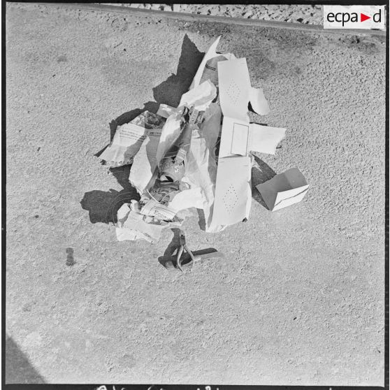 Alger. Les artificiers de la police d'Etat. Présentation de l'engin (obus de 81 mm).