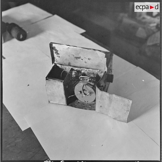 Alger. Les artificiers de la police d'Etat. Bombe enfermée dans une boîte de biscuit "Brun" découverte près de Rivet (fabrication locale : clous-féraille et balles de fusils).