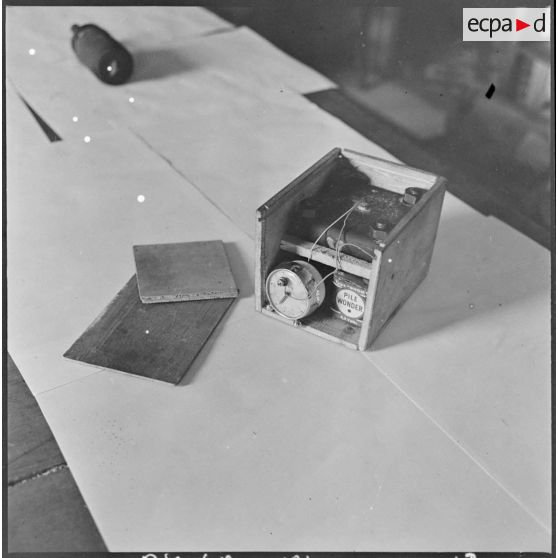 Alger. Les artificiers de la police d'Etat. Bombe en métal renfermant de la dynamite gommé comme explosif (découverte à la grande poste le 25 décembre 1957).