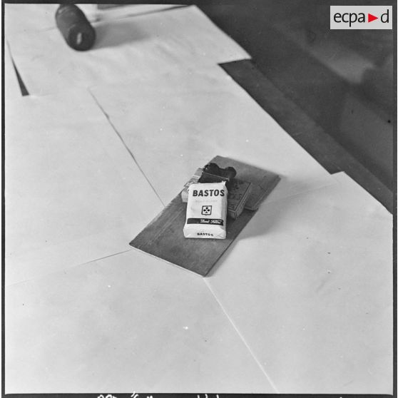 Alger. Les artificiers de la police d'Etat. "Bombe sein" tenant dans un paquet de cigarettes renfermant de la "dynamite gommé".