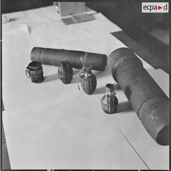 Alger. Les artificiers de la police d'Etat. Quelques engins de types différents.