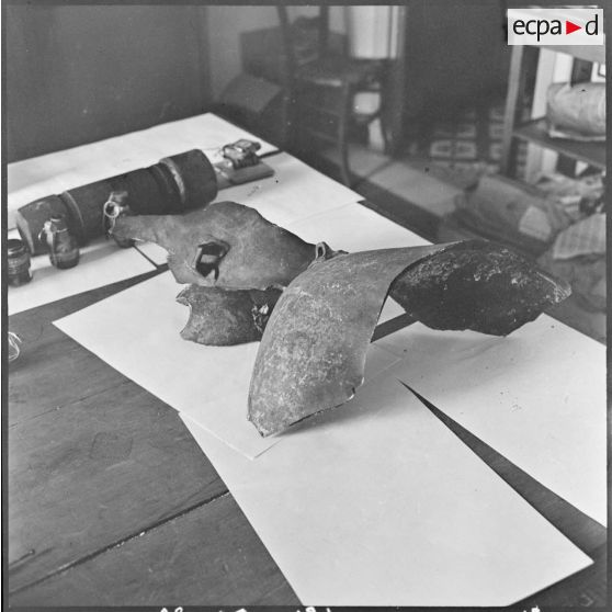 Alger. Les artificiers de la police d'Etat. Eclats de la bombe de 2501 explosée rue Michelet devant la bijouterie Agostini, 18 avril 1959.