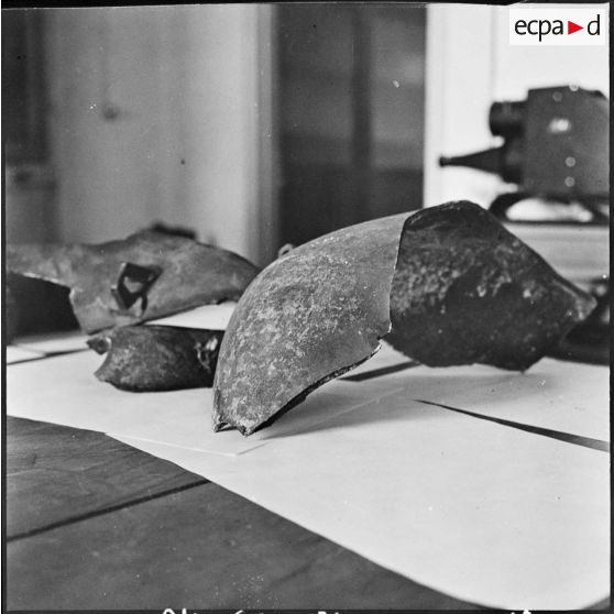 Alger. Les artificiers de la police d'Etat. Eclats de la bombe de 2501 explosée rue Michelet devant la bijouterie Agostini, 18 avril 1959.