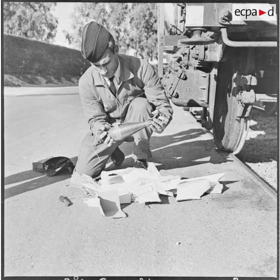 Alger. Les artificiers de la police d'Etat. Présentation de l'engin (obus de 81 mm).