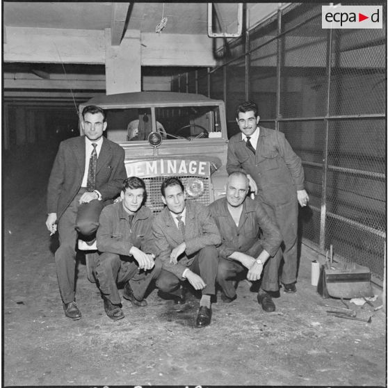 Alger. Les artificiers de la police d'Etat devant leur "Land-Rover".