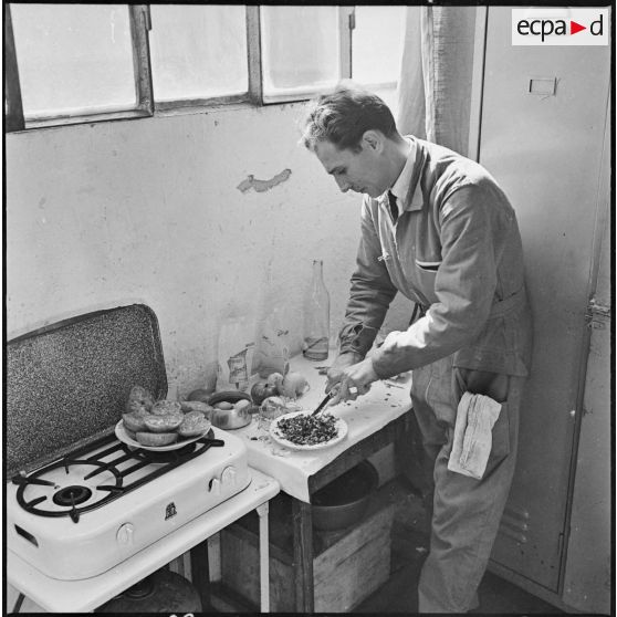 Alger. Les artificiers de la police d'Etat. Pendant les 24 heures de "prise" l'artificier prépare son repas.